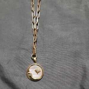Elegant Gold Pendant Necklace